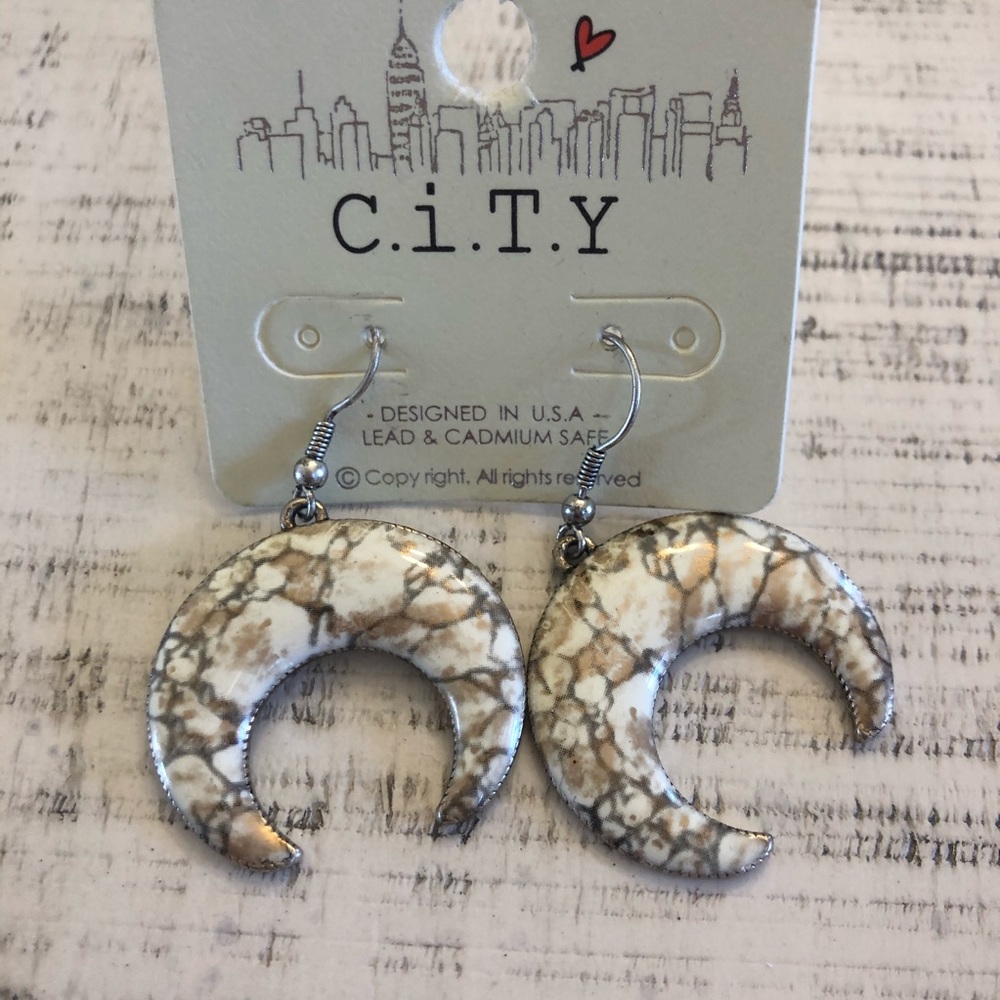 NWT Marble look horn shaped earrings